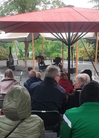 Sonntagnachmittag um 4 im Schlosspark bei str&ouml;mendem Regen, Gewitter und einem tollen Publikum!